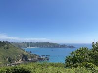 Aussicht vom Küstenpfad auf Guernsey