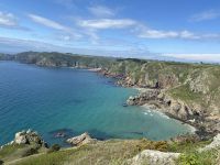 Aussicht vom Küstenpfad auf Guernsey