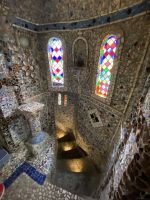 Little Chapel - verziert mit Fliesen und Porzellan