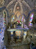 Little Chapel - verziert mit Fliesen und Porzellan