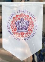 geschmücktes Schaufenster in Vorbereitung auf die Krönung