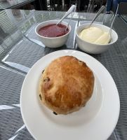 Tea Time mit Scones, Erdbeermarmelade und Clotted Cream