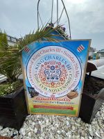 geschmückte Blumenkästen in Vorbereitung auf die Krönung