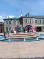 Zentraler Platz Liberty Square in St. Hellier