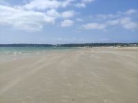 Sandstrand von St. Aubin bei Ebbe