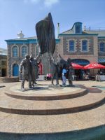 St. Helier -  Denkmal der Freiheit - 7 Personen welche die Britische Flagge hochhalten