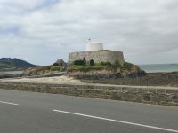 Guernsey Fort Grey Tasse und Untertasse Rocquaine Bay Westküste