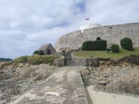 Guernsey Fort Grey Tasse und Untertasse Rocquaine Bay Westküste