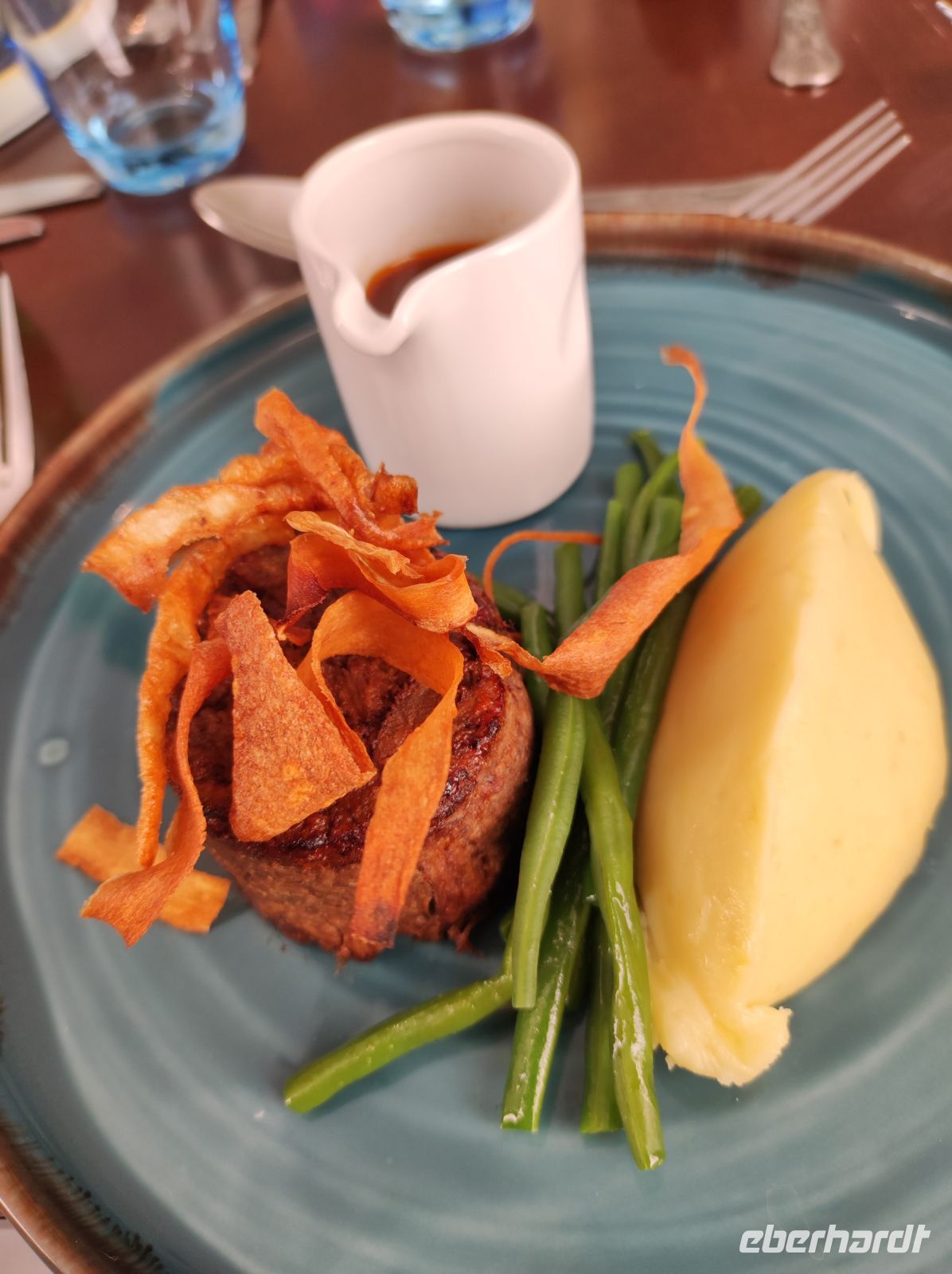 Süßkartoffelchips mit Kartoffelstampf, Bohnen und Rindfleisch