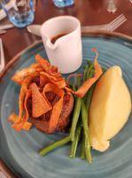 Süßkartoffelchips mit Kartoffelstampf, Bohnen und Rindfleisch