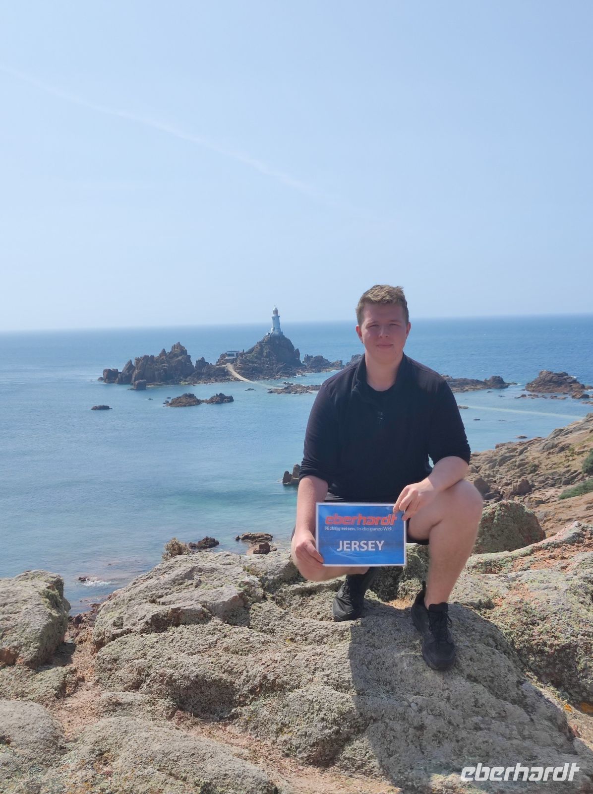 Reisebegleitung Sten Bernhardt vor dem Leuchtturm 