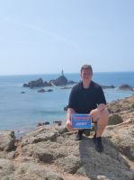 Reisebegleitung Sten Bernhardt vor dem Leuchtturm 