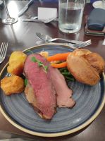 typisch Englischer Yorkshrie Pudding mit Rinderlende, Kartoffeln und Bohnen