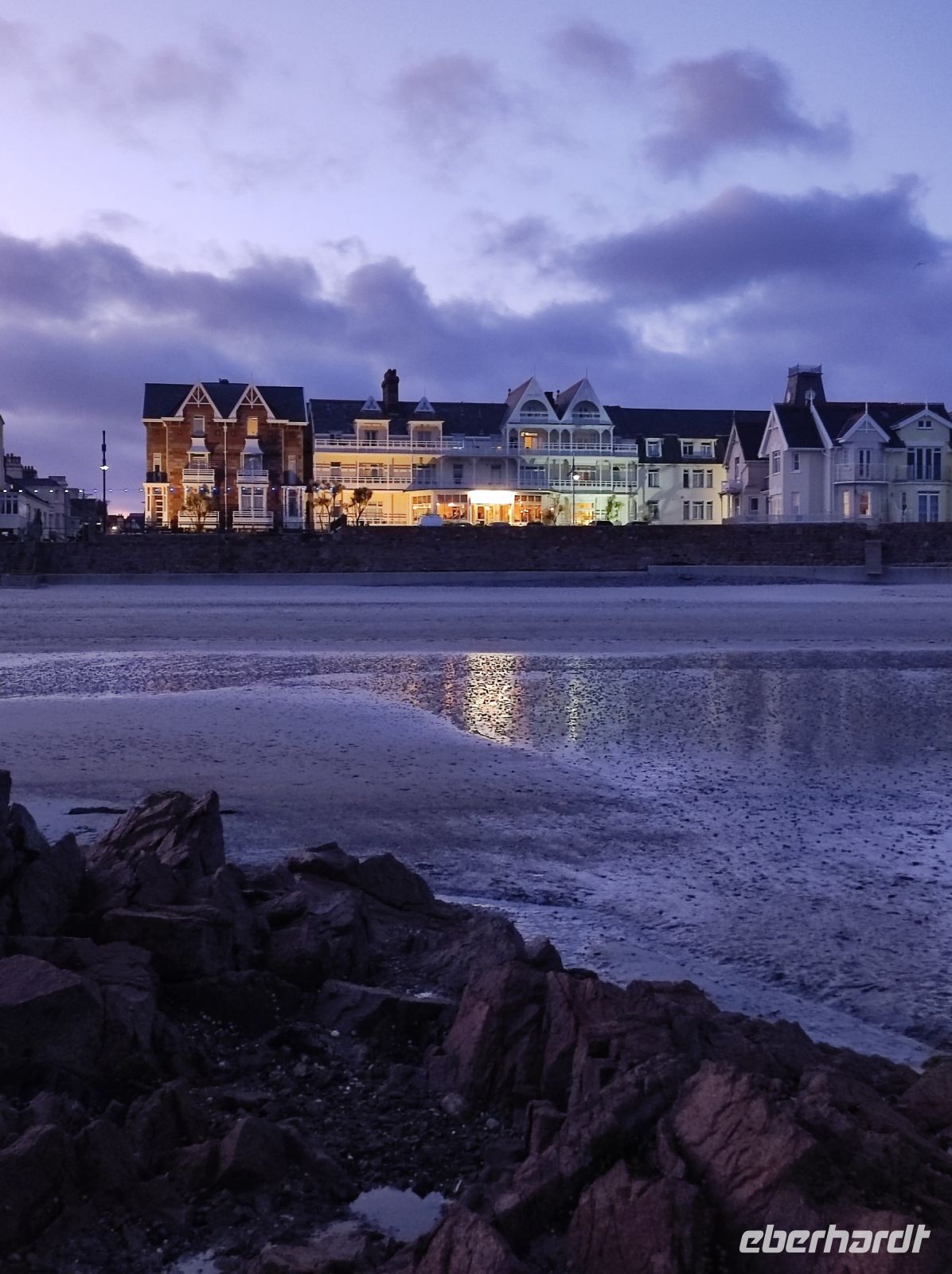 Unser Hotel Ommaroo bei Sonnenuntergang auf Jersey