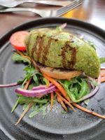 Vorspeise, Ziegenkäse mit Pesto und Rucolasalat