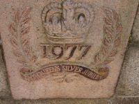 St. Helier, Gedenkstele - Detail zur Einweihung durch die Queen 1977