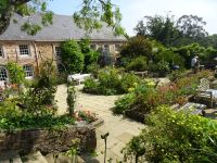 ... und ihrem Hausgarten.