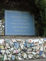 ...errichtet aus Scherben von Wedgewood-Porzellan...