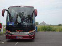 ... unser Bus mit St. Michel im Hintergrund