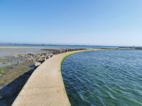 Dieser feste Ring hält das Wasser bei Ebbe zurück und erlaubt somit Baden rund um die Uhr.