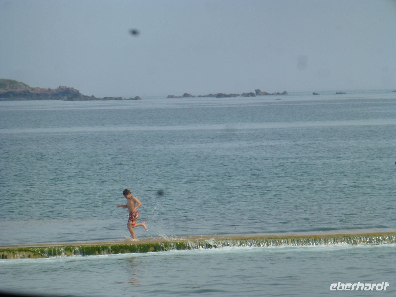 Der Pool läuft voll, zur Freude der planschenden Kinder und zur Freude des dieses faszinierende Schauspiel Beobachtenden.
