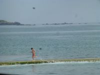 Der Pool läuft voll, zur Freude der planschenden Kinder und zur Freude des dieses faszinierende Schauspiel Beobachtenden.