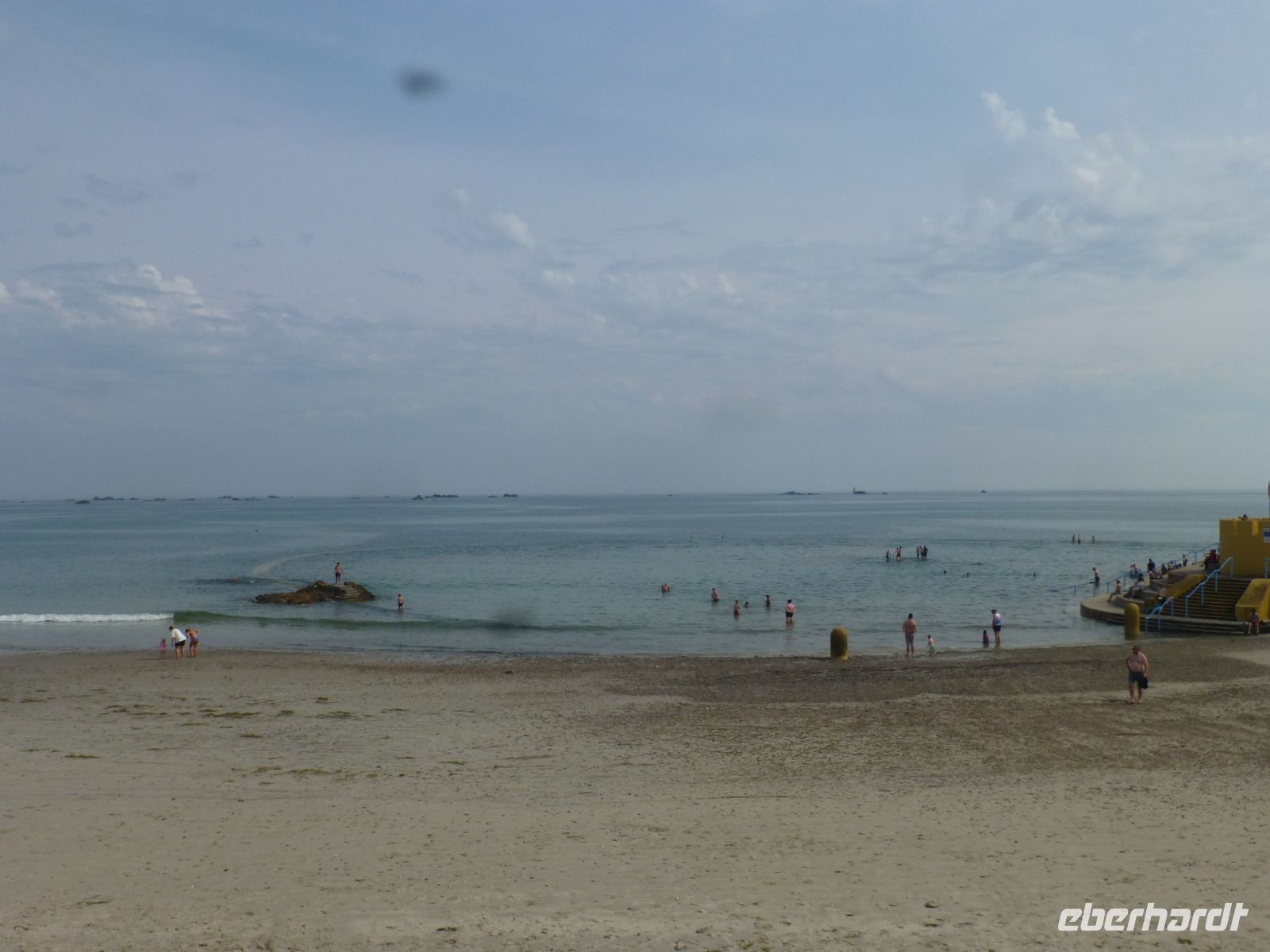 Nun ist der Pool fast voll, doch das Wasser steigt noch höher. Den dritthöchsten Tidenhub über neun Meter können wir nun täglich beobachten.