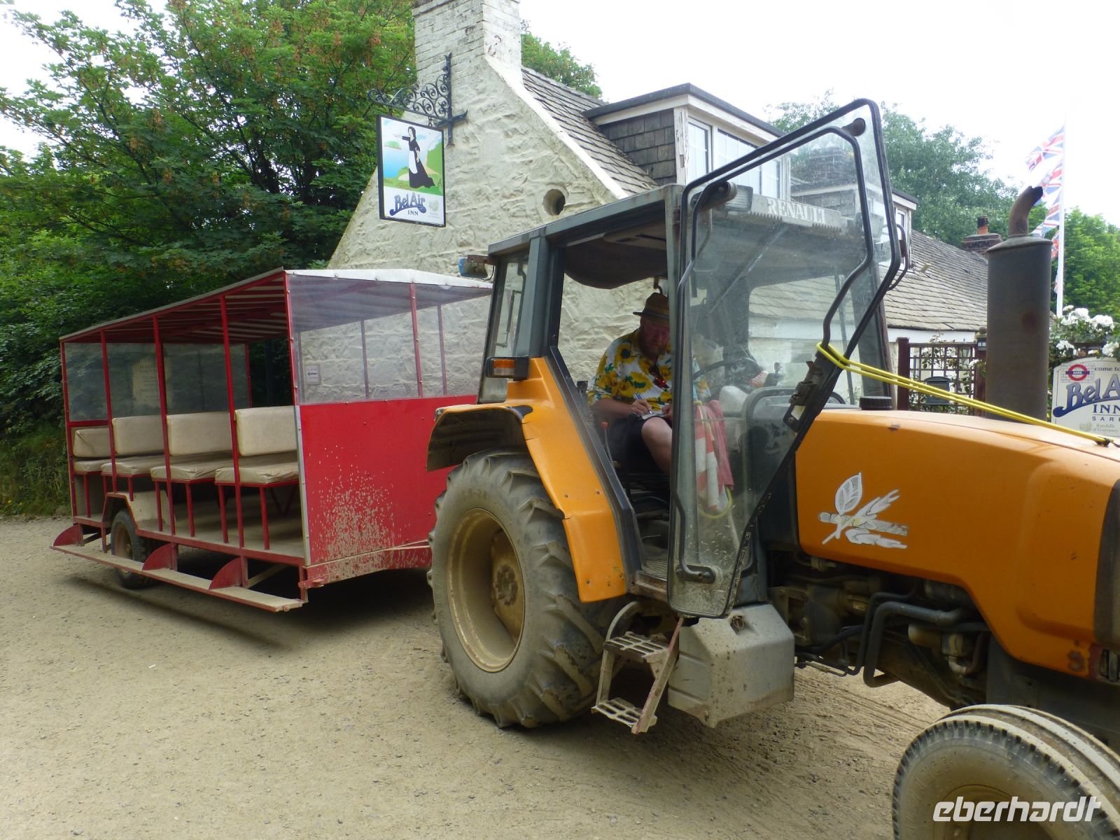 … mit dem Traktor. Einsteigen bitte.