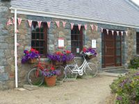 Auch die Inselbank hat die Außenmauern wie vorgeschriebenen mit heimischem Granit gebaut.