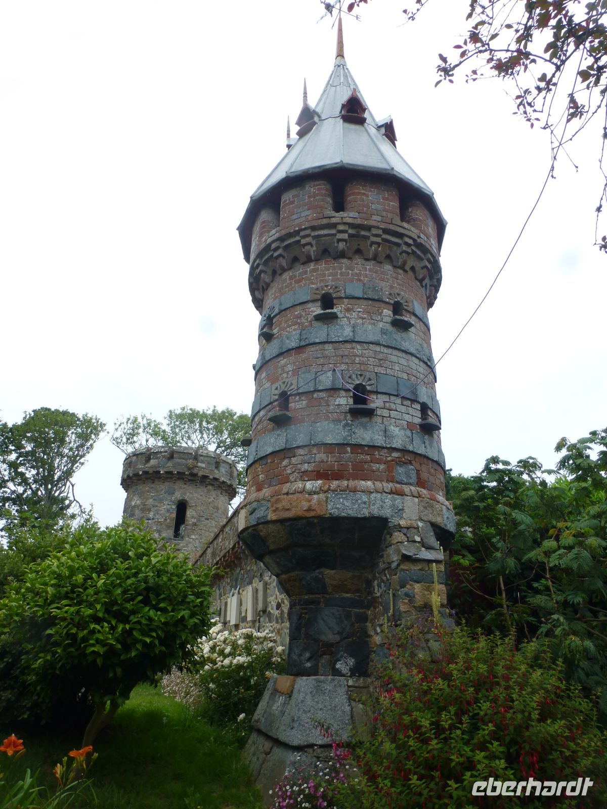 Ein öffentlich zugängliches Grundstück mit einem hübschen Taubenturm und…