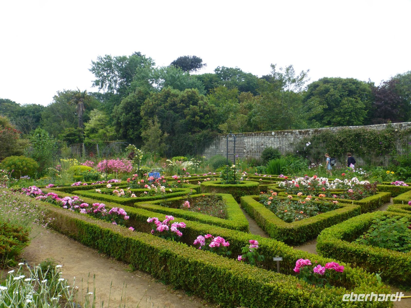 … mit einem großzügigen Garten.
