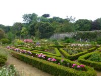 … mit einem großzügigen Garten.