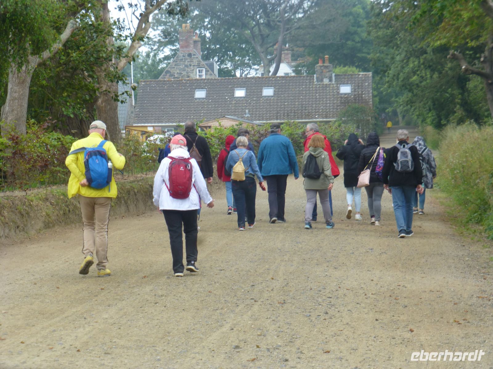 Unsere Reisegruppe trotzt dem Wetter mit fröhlichen Farben und der richtigen Bekleidung. 