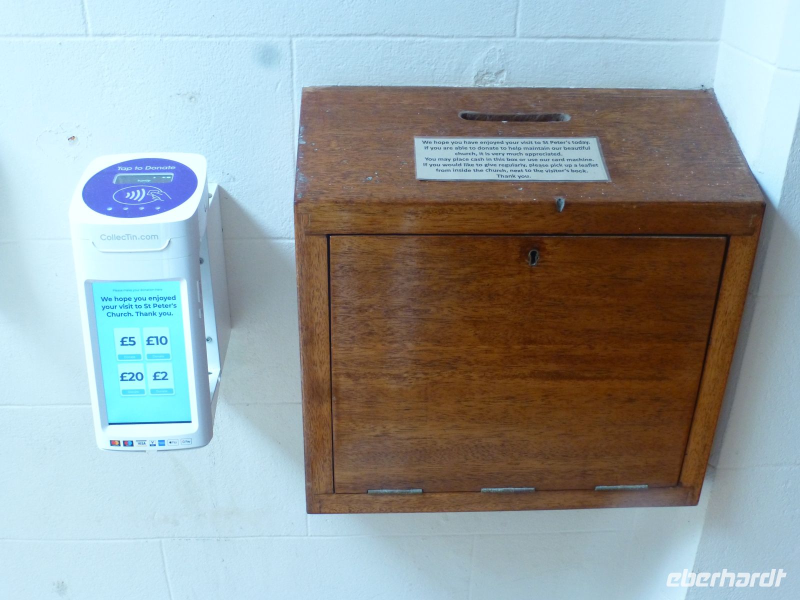 Die kleine Kirchengemeinde ist auf dem neusten Stand – links das Kartenlesegerät, rechts der herkömmliche Klingelbeutel