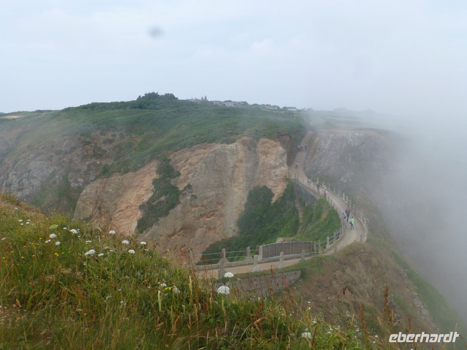 La Coupée, der 90 m lange Damm verbindet Sark mit Little Sark und zeigt sich heute mystisch.