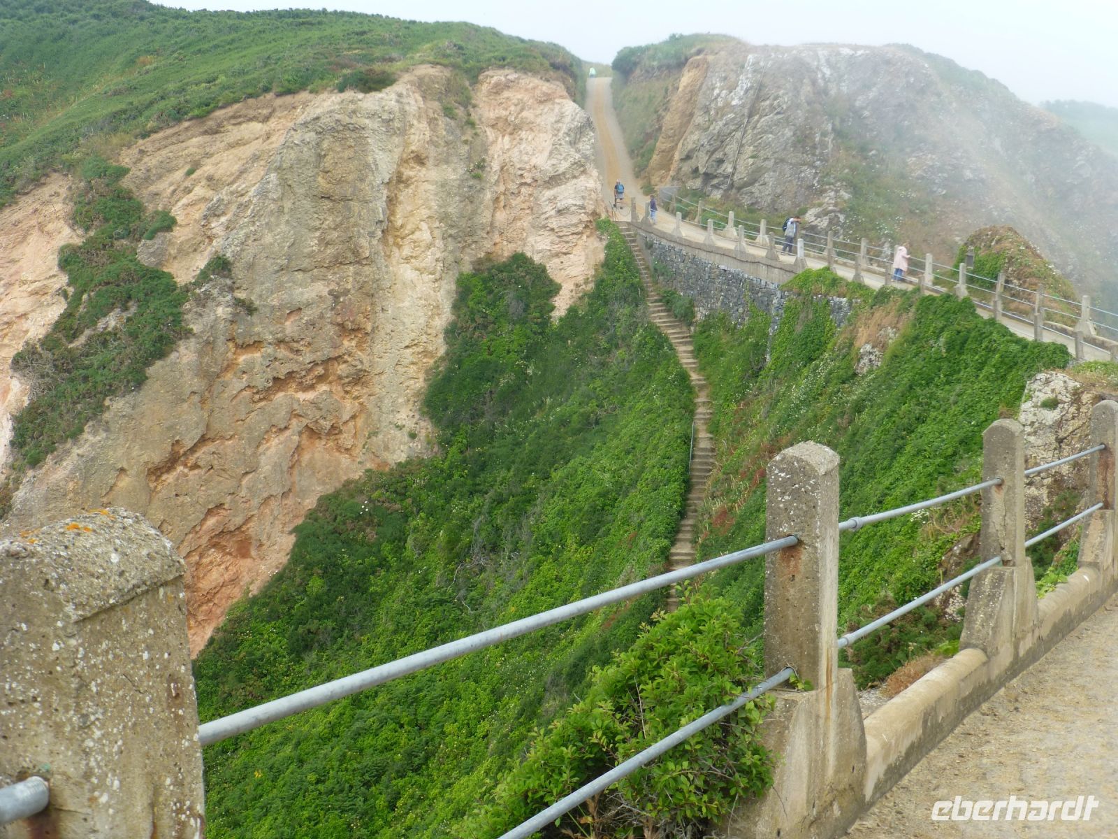 La Coupée, der 90 m lange Damm verbindet Sark mit Little Sark und zeigt sich heute mystisch.