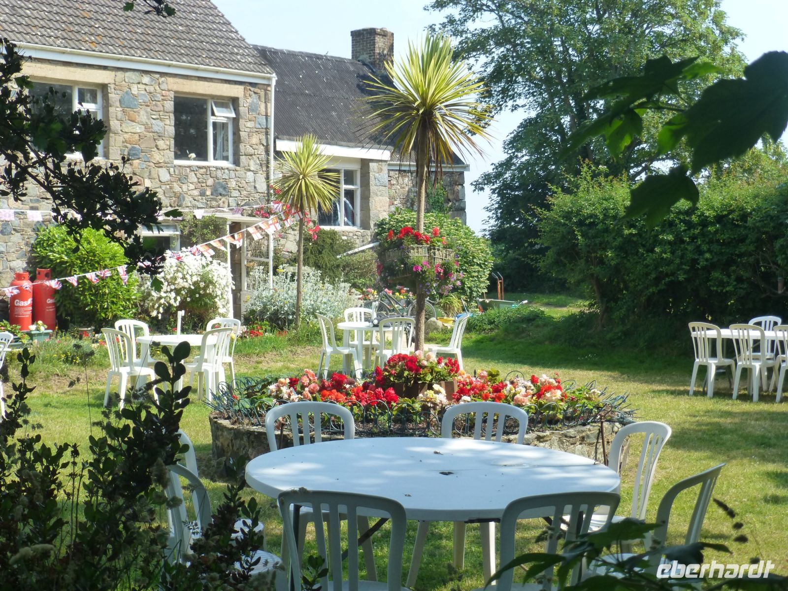 Die Sonne kommt und bescheint das Lokal, in dem wir zu Mittag gegessen haben.