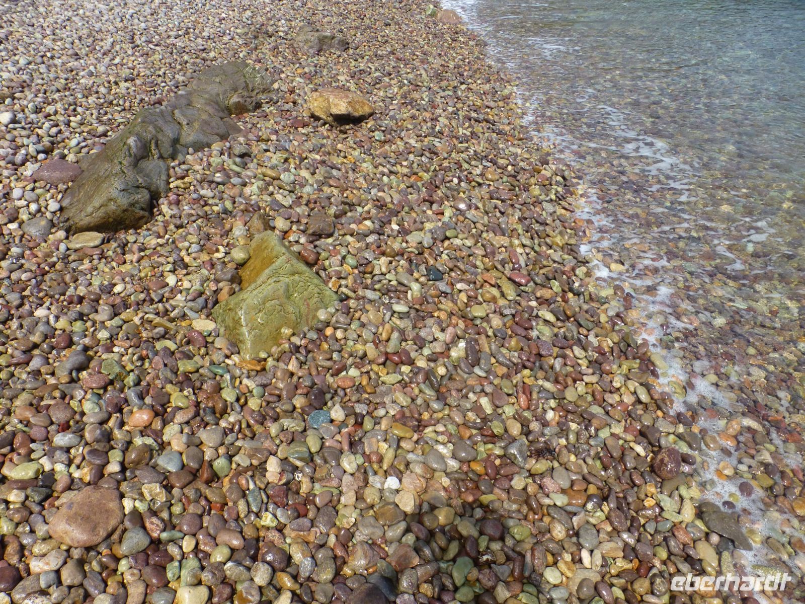 Eigentlich nur Steine, doch wer sich einguckt, findet den einen oder anderen, rund gescheuert, blank geputzt oder mit einer schönen Maserung. 