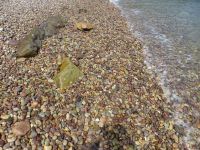 Eigentlich nur Steine, doch wer sich einguckt, findet den einen oder anderen, rund gescheuert, blank geputzt oder mit einer schönen Maserung. 