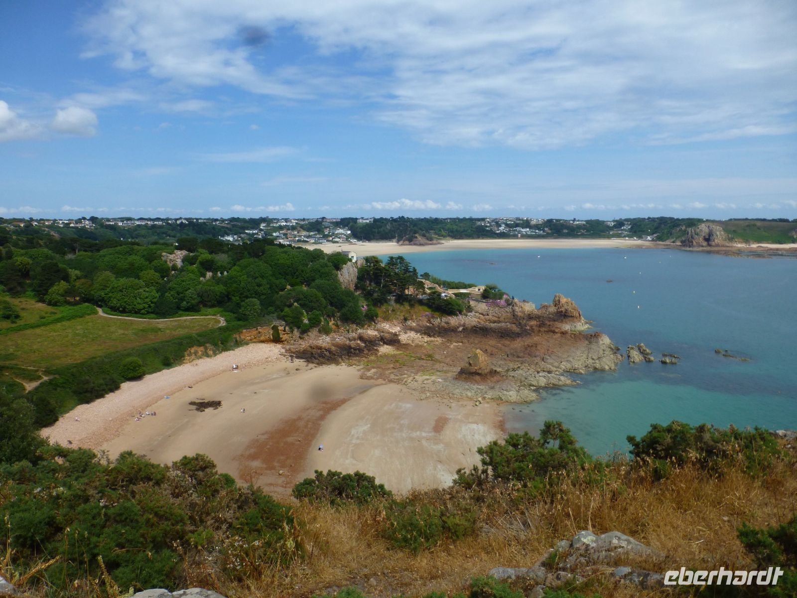 Beauport Beach im Vordergrund und dahinter St. Brelade
