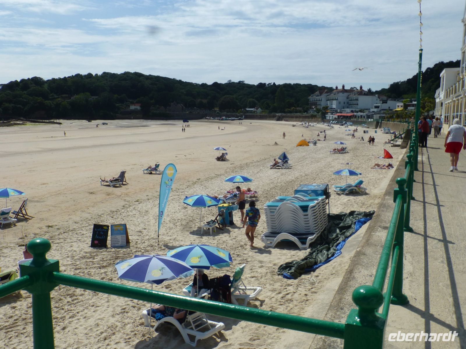 … mit breitem Strand und Promenade. 