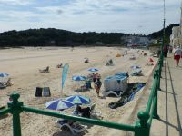 … mit breitem Strand und Promenade. 