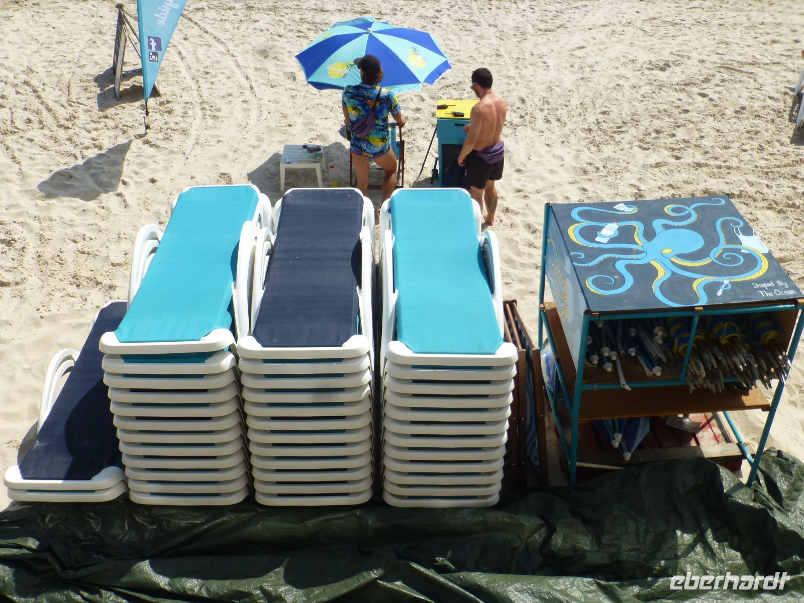 Die Liegen warten auf die Sommergäste. 