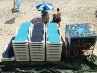 Die Liegen warten auf die Sommergäste. 