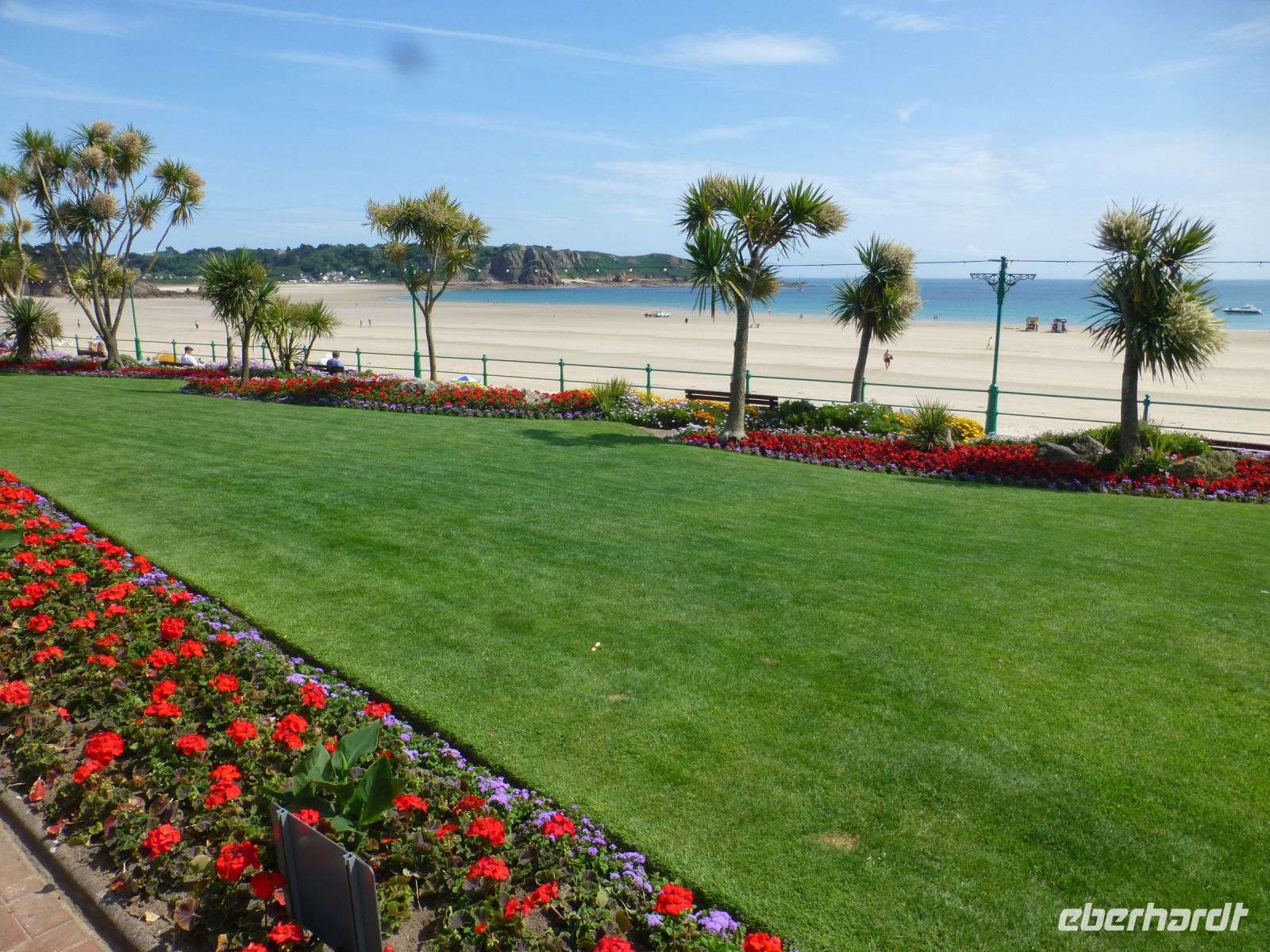 Eine gepflegte Anlage säumt die Promenade. 