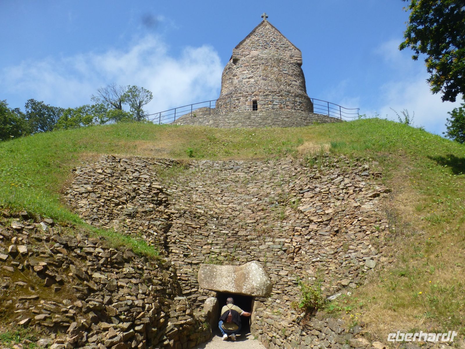 Das Ganggrab La Hougue Bie ist eines der größten und besterhaltenen Ganggräber in Europa und entstand zwischen 3100 und 2600 v. Chr.