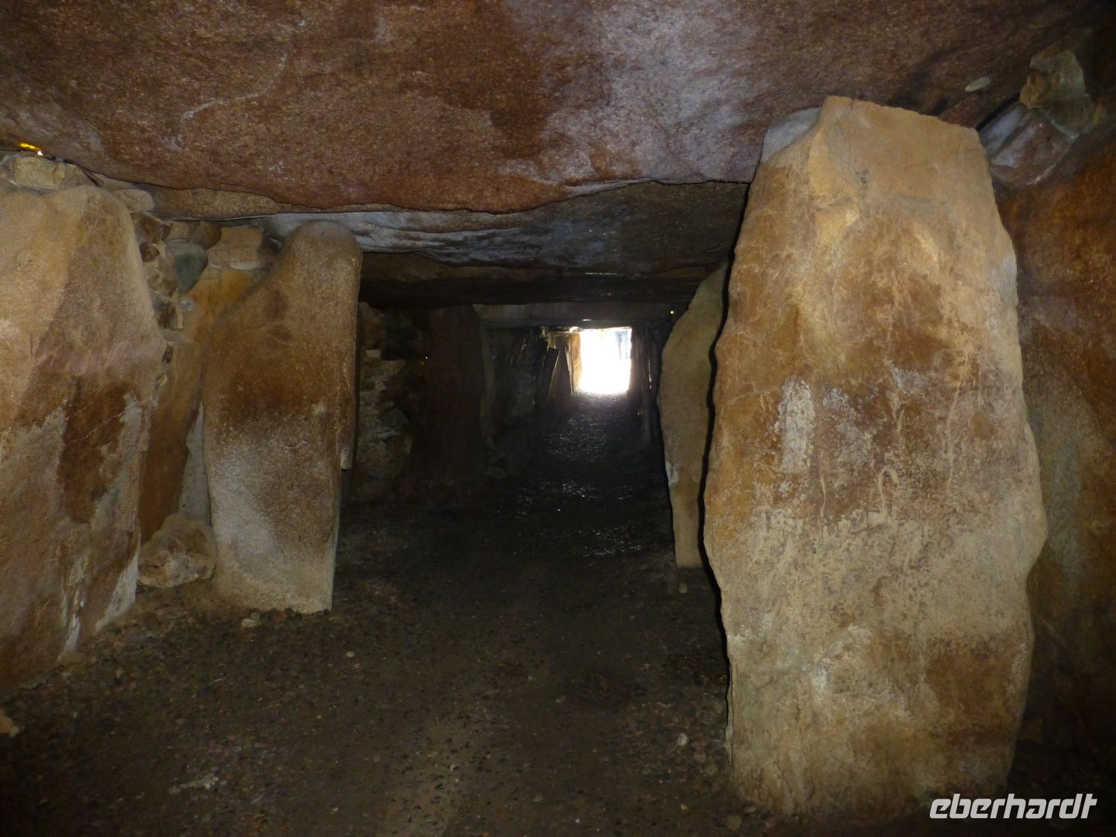 Wir dürfen es betreten und neigen ehrfürchtig den Kopf, um hineinzugelangen. Die größten der 70 megalithischen Bauelemente sind einige der 16 Decksteine.