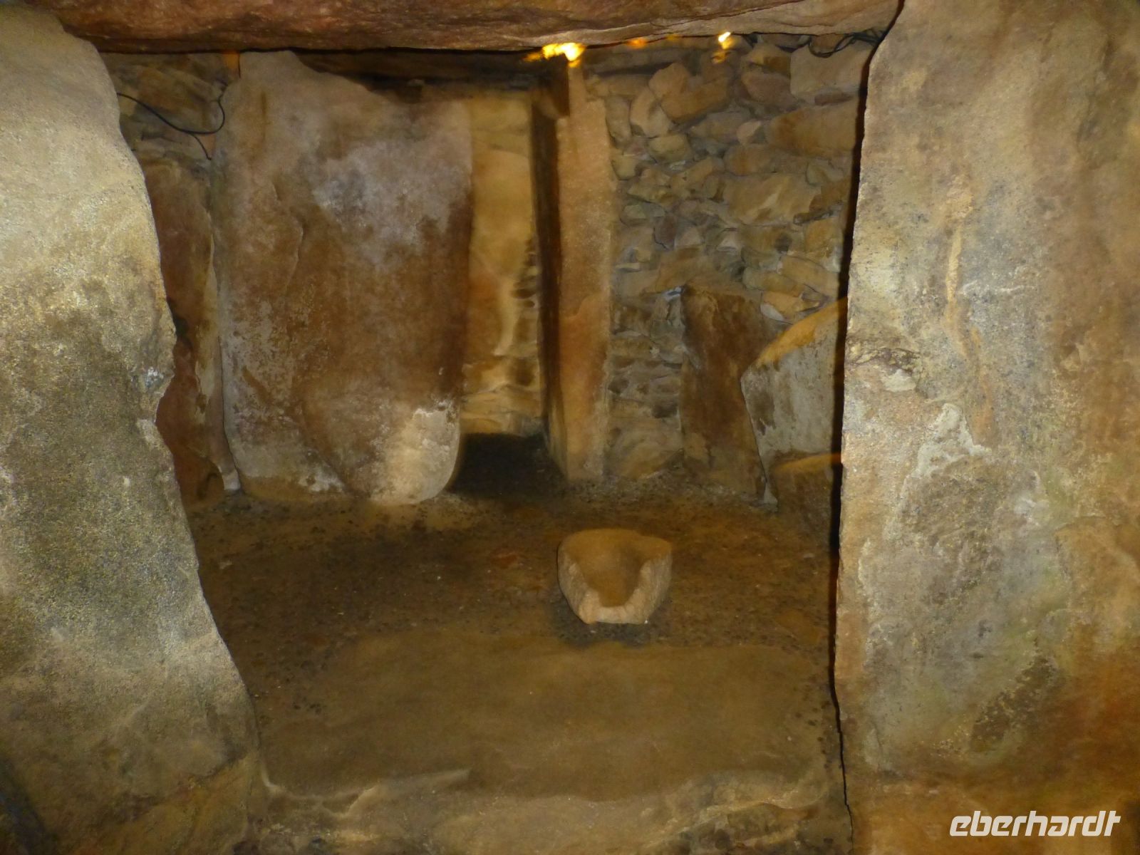 Der Gang führt zu einer zentralen Kammer, an die sich zwei Seitenkammern anschließen. 