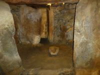 Der Gang führt zu einer zentralen Kammer, an die sich zwei Seitenkammern anschließen. 