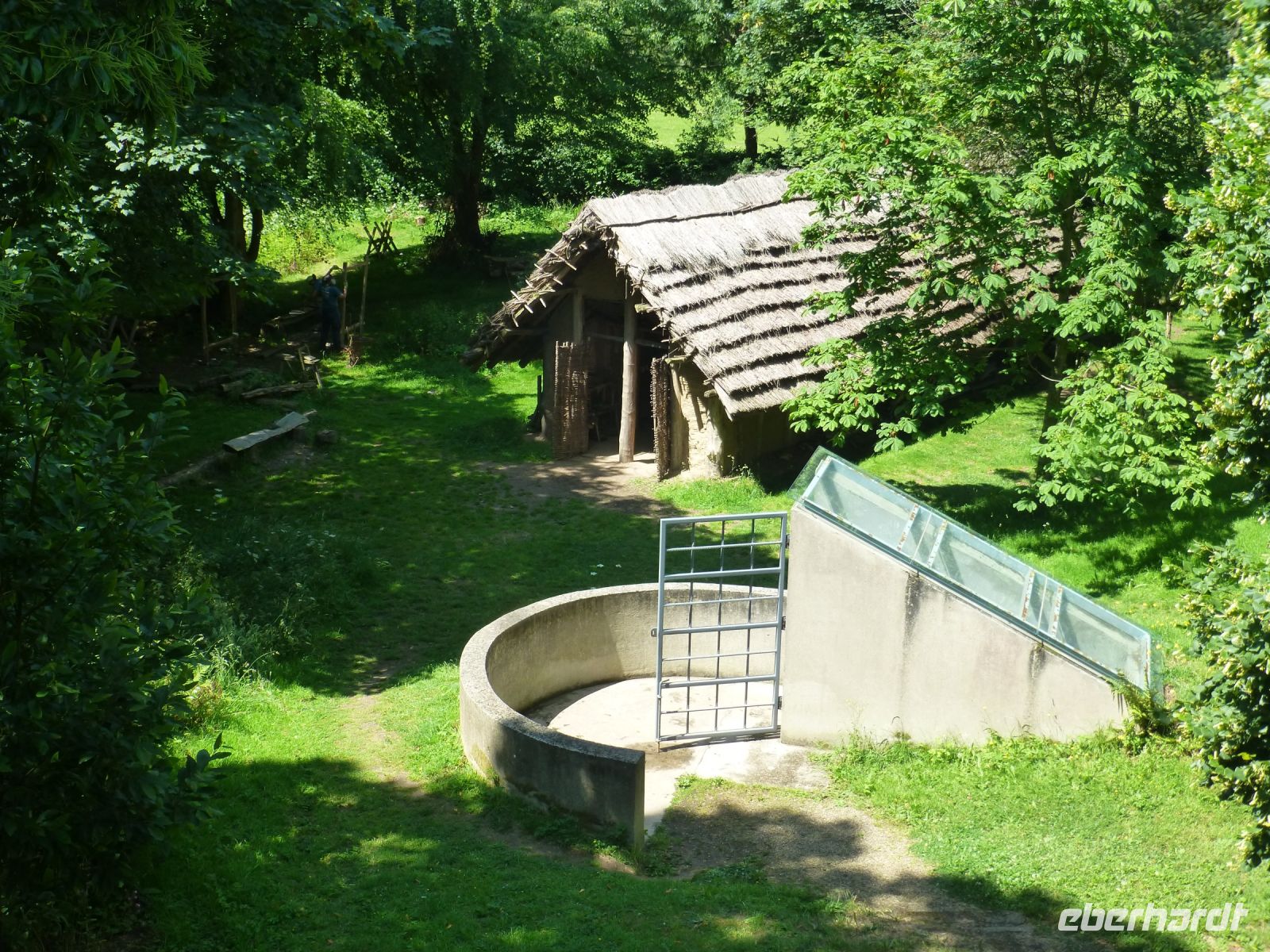 Von oben fällt der Blick auf das Langhaus, das in ehrenamtlicher Arbeit nach jungsteinzeitlichen Praktiken errichtet worden ist. 